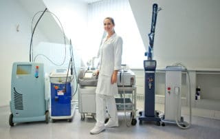 Dr. Zuzana Bauer mit den medizinischen Geräten des Aestomed Laserambulatoriums